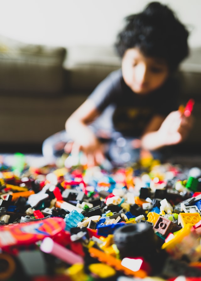 Zabawa klockami Lego rozwijająca kreatywność